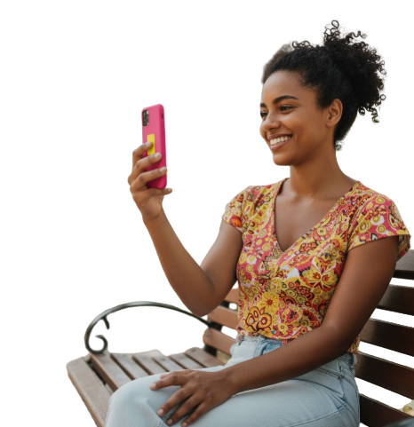 Pessoa usando o aplicativo no celular